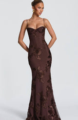 Elegantes Damen Maxikleid: Verführerischer Look für Festlichkeiten – Braun