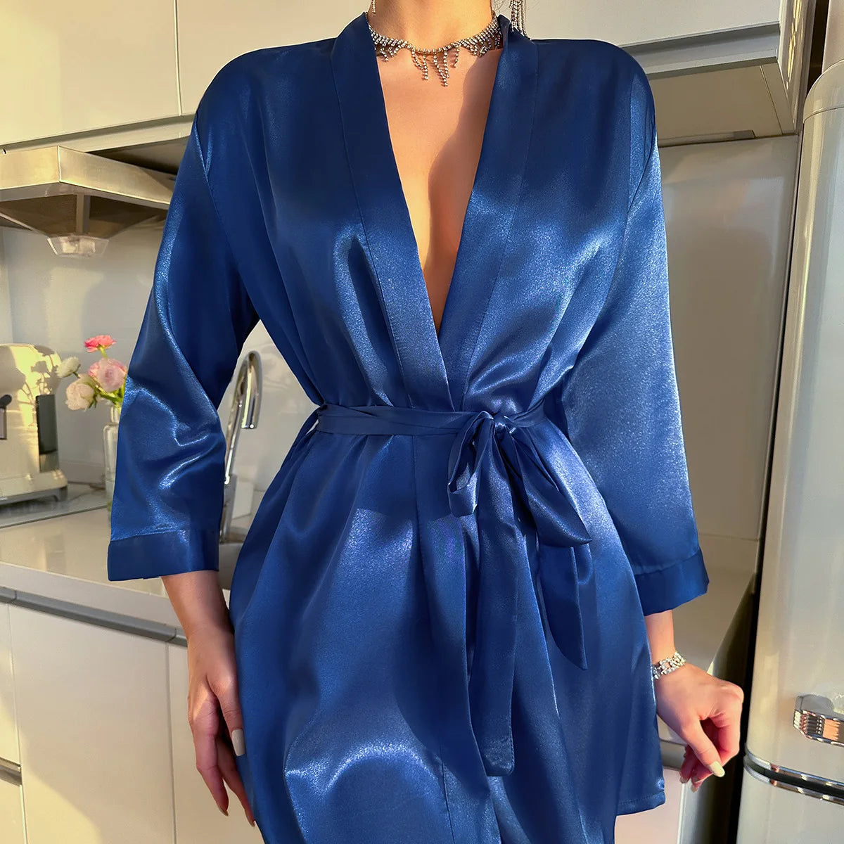 Elegantes Kurzkleid mit Gürtel für stilvolle Auftritte
