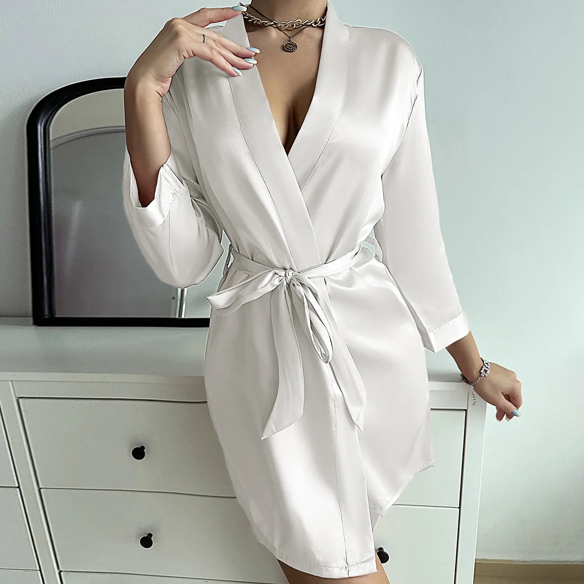 Elegantes Kurzkleid mit Gürtel für stilvolle Auftritte