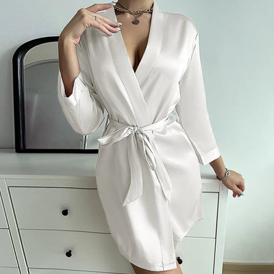 Elegantes Kurzkleid mit Gürtel für stilvolle Auftritte