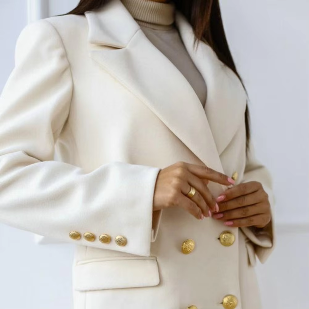 Eleganter Damenmantel - Figurbetont mit Taschen und Knöpfen