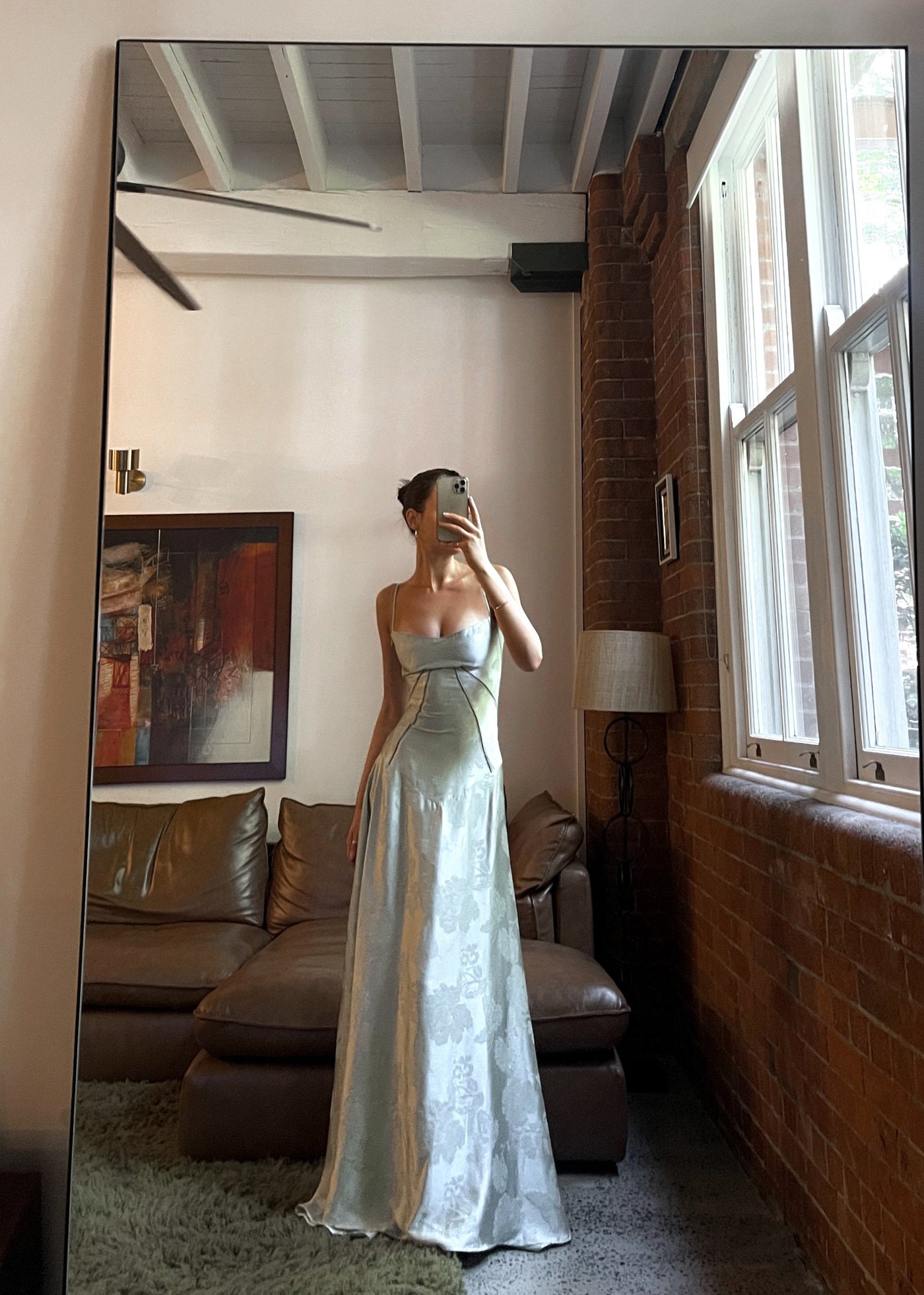 Tailliertes Satin Maxikleid