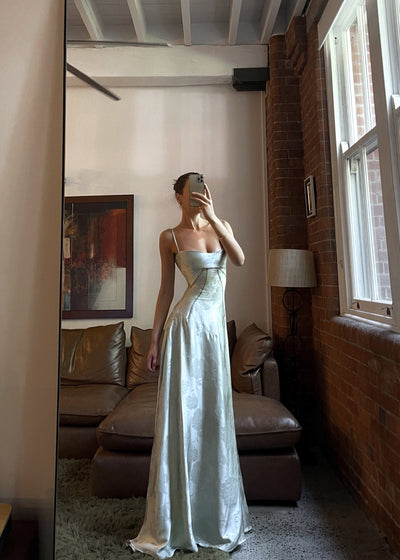 Tailliertes Satin Maxikleid