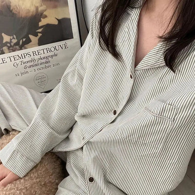 Gestreiftes Pyjama Set mit elegantem Schnitt