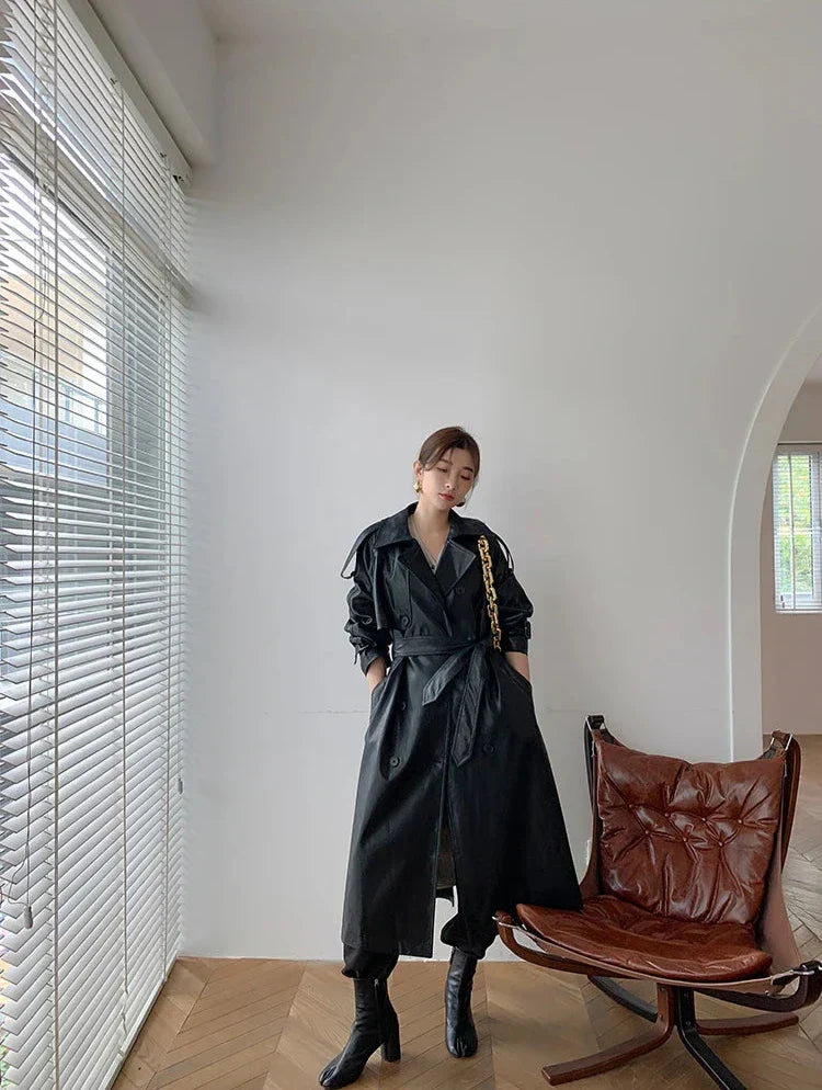 Eleganter langer schwarzer veganer Ledermantel mit Gürtel für Damen | Ideal für den Winter