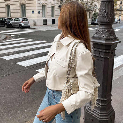 Chice, kurz geschnittene vegane Lederjacke mit Knopfdetails für Damen | Ideal für den Winter