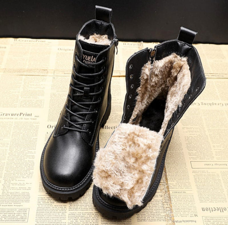 Hochgeschnittene Schnürstiefel für stilvolle Abenteuer