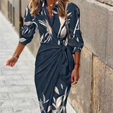 Damen-Wickelkleid mit Print, V-Ausschnitt und Bindegürtel – Marineblau mit Blumenmuster
