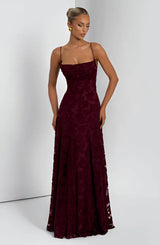 Langes Damenkleid mit dünnen Trägern und Blumenmuster – Burgunder