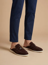 Loafer Herren | Offener Mule-Slipper mit Wildleder-Optik & Metallanhänger – Dunkelbraun