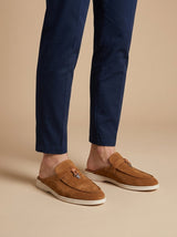 Loafer Herren | Offener Mule-Slipper mit Wildleder-Optik & Metallanhänger – Braun