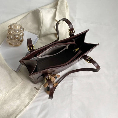 LuxeBunny – Plüschige Schultertasche mit Hasenanhänger