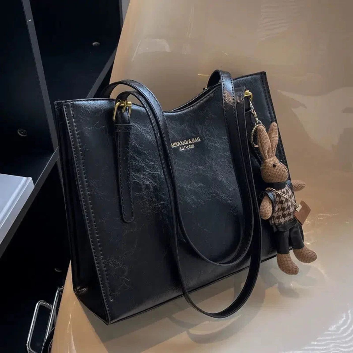 LuxeBunny – Plüschige Schultertasche mit Hasenanhänger