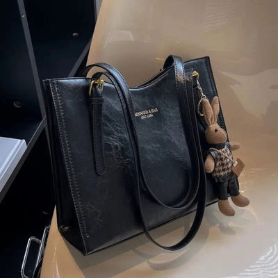 LuxeBunny – Plüschige Schultertasche mit Hasenanhänger