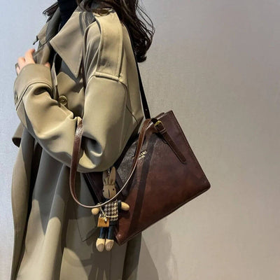 LuxeBunny – Plüschige Schultertasche mit Hasenanhänger