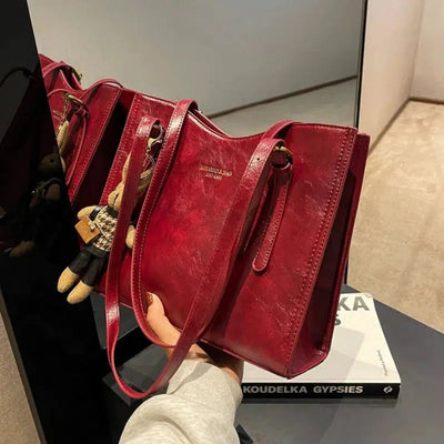 LuxeBunny – Plüschige Schultertasche mit Hasenanhänger