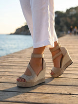 Eluned - Gepolsterte Keilsandaletten – Beige