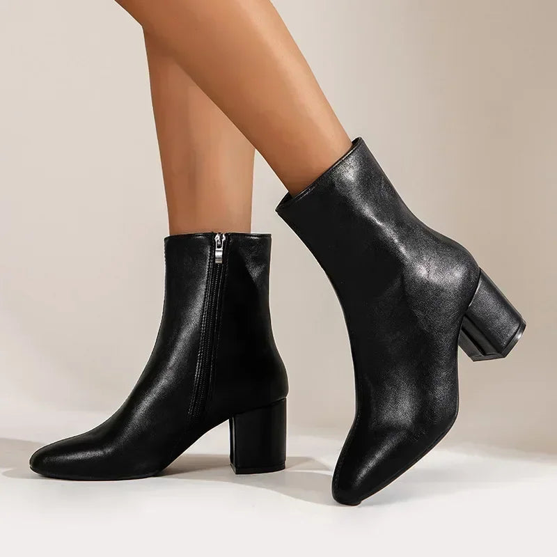 Moderne Dirndl Boots mit elegantem Reißverschluss