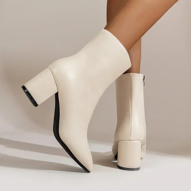 Moderne Dirndl Boots mit elegantem Reißverschluss