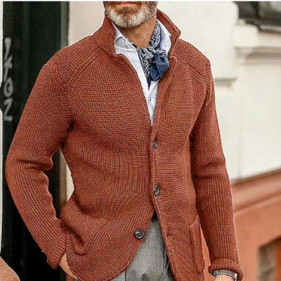 Moderne Strickjacke mit Knopfverschluss