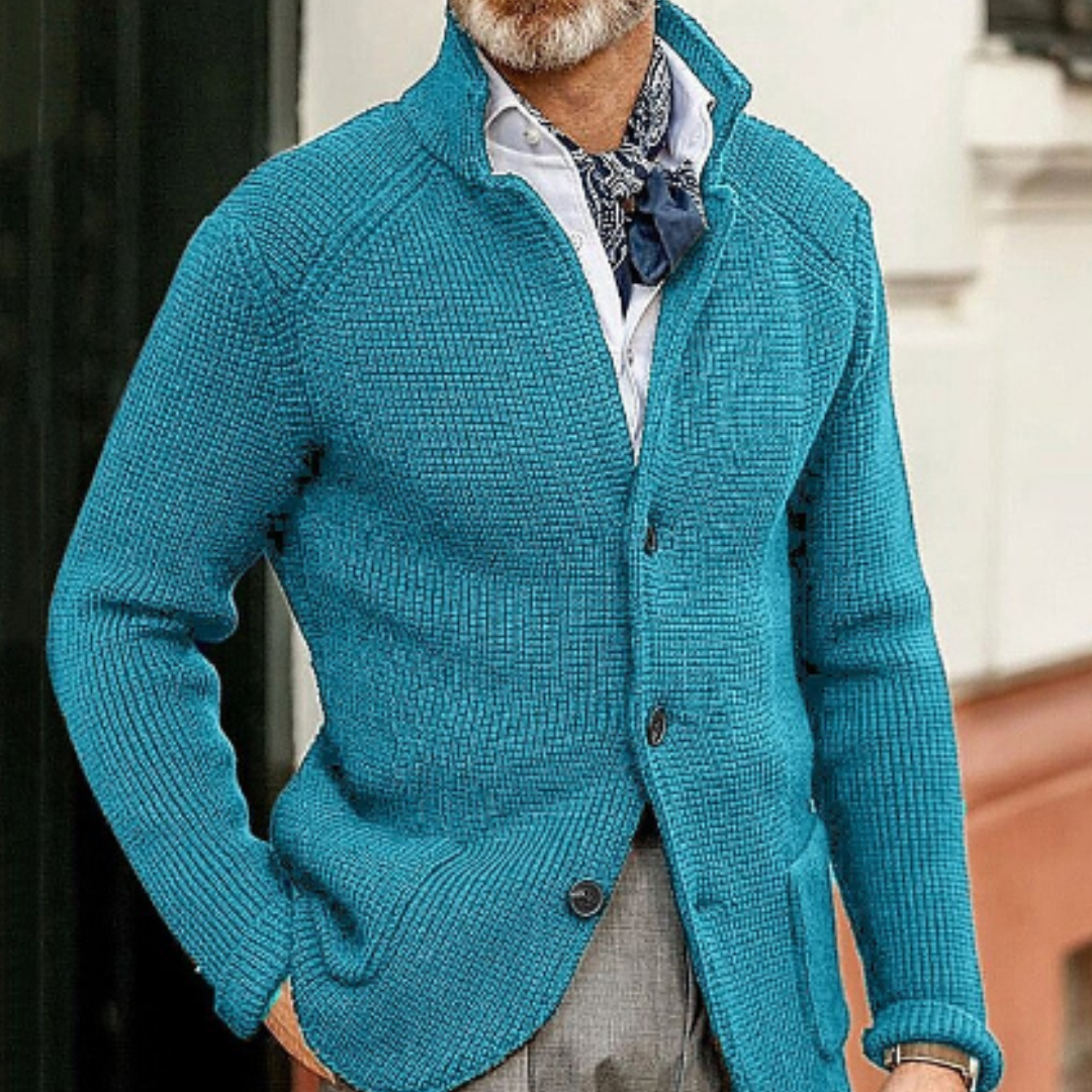 Moderne Strickjacke mit Knopfverschluss