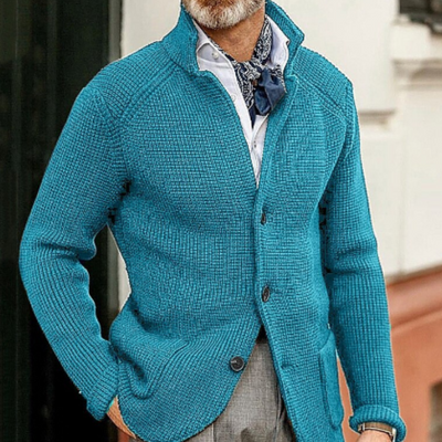 Moderne Strickjacke mit Knopfverschluss