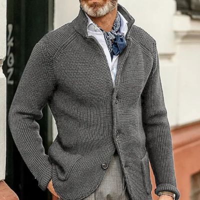 Moderne Strickjacke mit Knopfverschluss