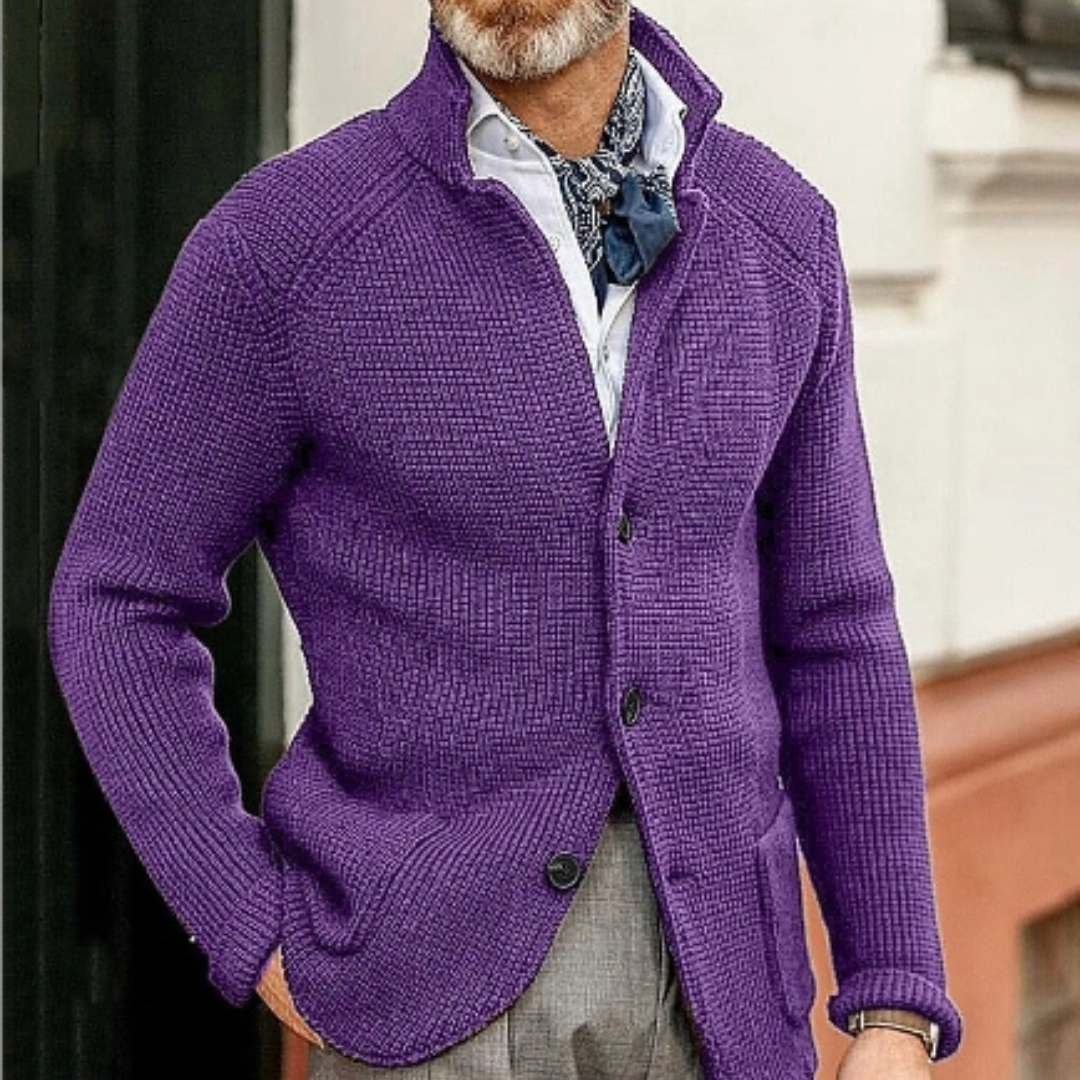 Moderne Strickjacke mit Knopfverschluss