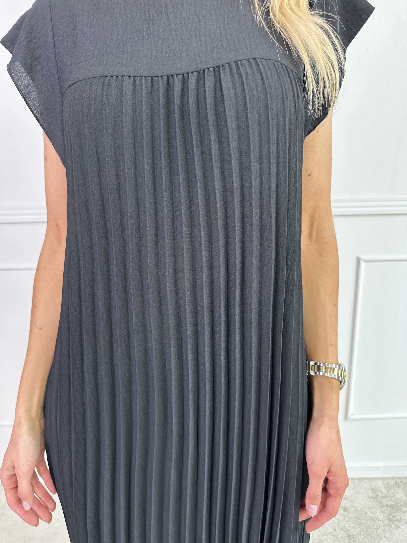 VALE | Nancy – The Long Pleated Dress with Ruffle Sleeves