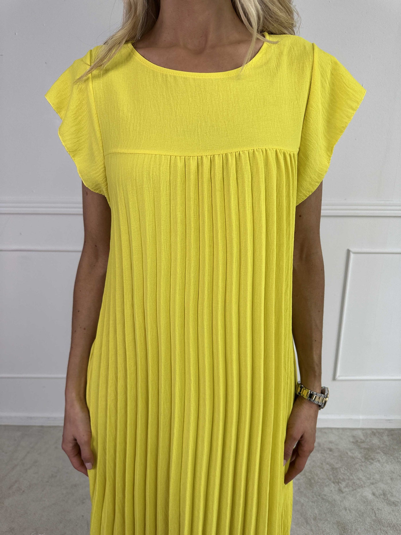 VALE | Nancy – The Long Pleated Dress with Ruffle Sleeves