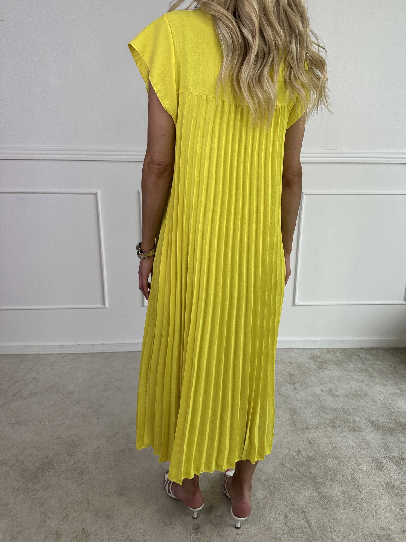 VALE | Nancy – The Long Pleated Dress with Ruffle Sleeves