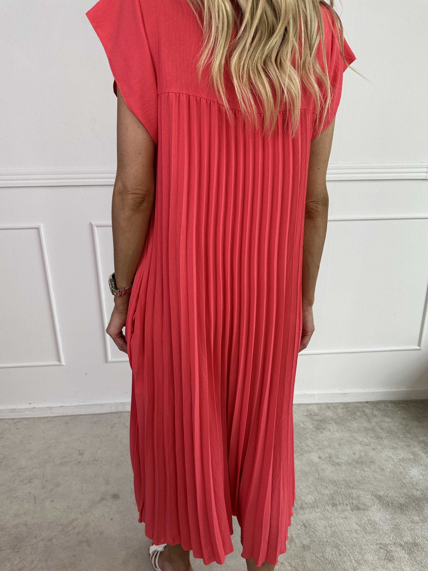 VALE | Nancy – The Long Pleated Dress with Ruffle Sleeves