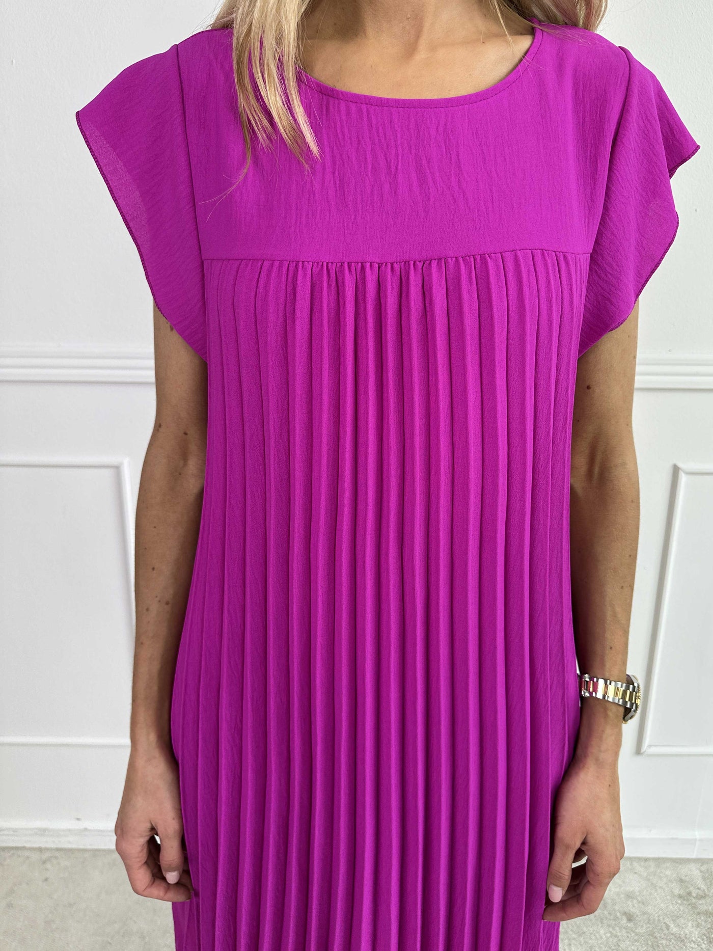 VALE | Nancy – The Long Pleated Dress with Ruffle Sleeves