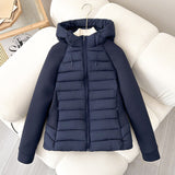 Damen leichte Hybrid-Steppjacke mit Kapuze und elastischen Ärmelpaneelen – Navyblau