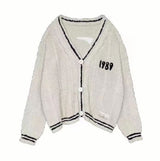 Damen nan kurze gestrickte V Ausschnitt Strickjacke mit Zopfmuster und Perlmuttknöpfen Drune – 21437 Apricot