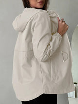 Damen Outdoorjacke mit anpassbarer Kapuze und geräumigen Taschen – Milchweiß
