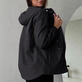 Damen Outdoorjacke mit anpassbarer Kapuze und geräumigen Taschen – Schwarz