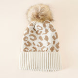 Damen Strickmütze mit Leopardenmuster und Kunstfell-Pompon – Beige