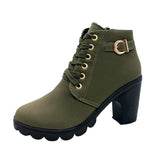 Damen nan elegante Schnür-Stiefelette mit mittlerem Blockabsatz, profilierter Gummilaufsohle und dekorativer Metallschnalle Drune – Grün