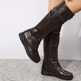 Damen nan kniehohe Military‑inspirierte Schnürstiefel mit seitlichem Reißverschluss verstellbaren Ziergurten und stoßdämpfender Profilsohle Drune – Kaffeebraun
