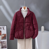 Damen kurzer Steppblouson mit hoher Kragenblende und Pattentaschen – Weinrot