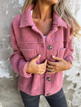 Damen nan Teddyjacke mit großem Reverskragen, durchgehender Knopfleiste und aufgesetzten Pattentaschen Drune – Tiefrosa