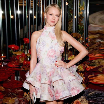 Valeria - Bedrucktes kurzes Kleid mit offenem Rücken und Neckholderausschnitt