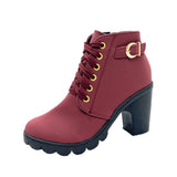 Damen nan elegante Schnür-Stiefelette mit mittlerem Blockabsatz, profilierter Gummilaufsohle und dekorativer Metallschnalle Drune – Weinrot