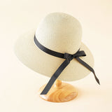 Sonnenhut mit breiter Krempe und Satinband – Beige