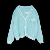 Damen nan kurze gestrickte V Ausschnitt Strickjacke mit Zopfmuster und Perlmuttknöpfen Drune – 21437 - Hellblau