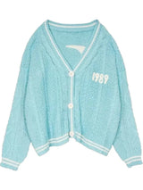Damen nan kurze gestrickte V Ausschnitt Strickjacke mit Zopfmuster und Perlmuttknöpfen Drune – 21445 Hellblau