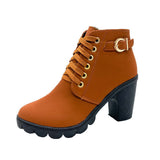 Damen nan elegante Schnür-Stiefelette mit mittlerem Blockabsatz, profilierter Gummilaufsohle und dekorativer Metallschnalle Drune – Braun