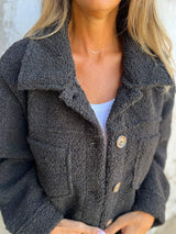 Damen nan Teddyjacke mit großem Reverskragen, durchgehender Knopfleiste und aufgesetzten Pattentaschen Drune – Schwarz