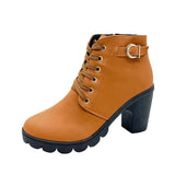 Damen nan elegante Schnür-Stiefelette mit mittlerem Blockabsatz, profilierter Gummilaufsohle und dekorativer Metallschnalle Drune – Khaki